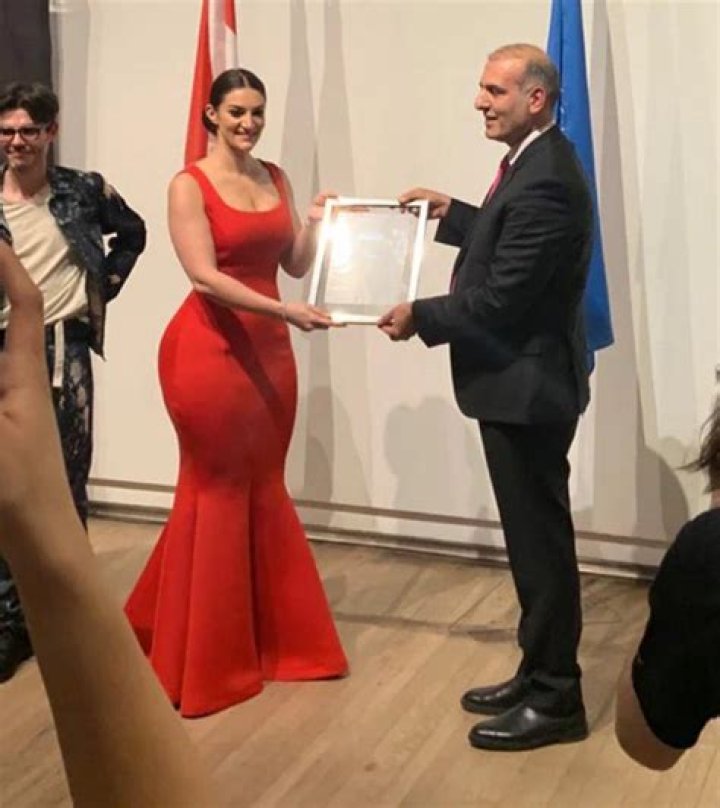 Introducing Momma Sophie Brussaux: A Celebrated Influencer And Mother